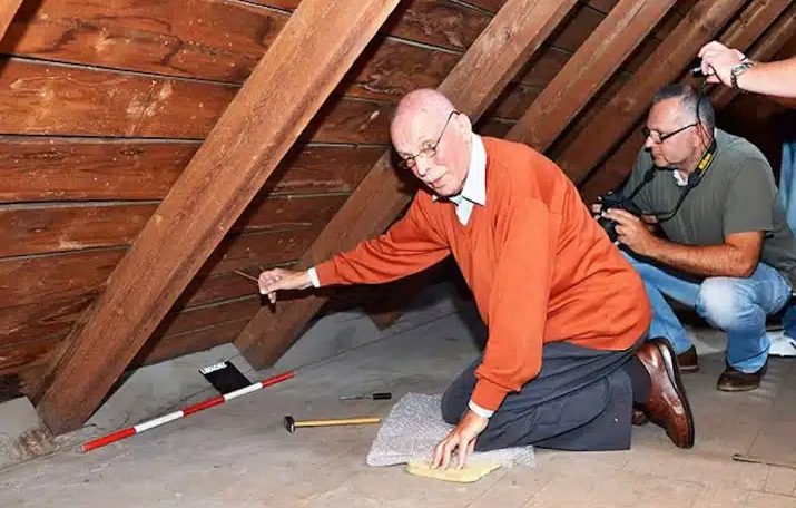 Dopo aver tirato una corda in soffitta, un uomo ha rivelato un mistero che era rimasto nascosto per quasi 70 anni