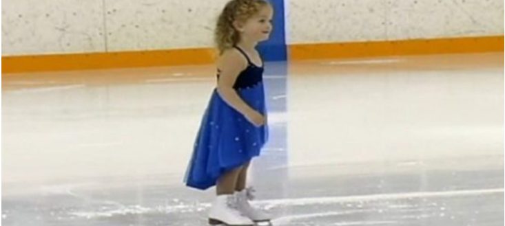 Questa piccola ragazza mostra le sue incredibili mosse sulla pista di ghiaccio: da vedere
