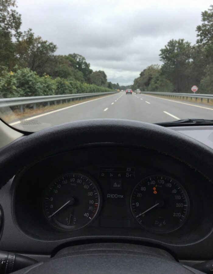142 km/h-val hajtott az A4-esen egy 90 km/h-s övezetben… neki kellett volna megbüntetnie… de egy heg megváltoztatott mindent