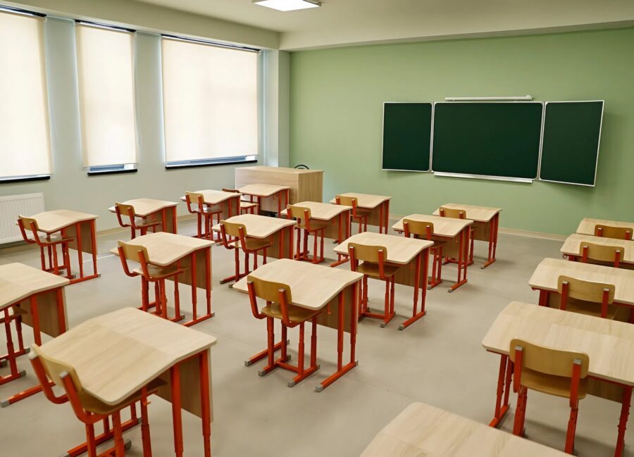 Az iskolához érkeztem, hogy hazavigyem a lányomat, ő pedig a nyakamba ugrott, erősen átölelt, és zokogva ezt mondta: „Anya, a testneveléstanárunk… Ő… nem akarok többé ebbe az iskolába járni”