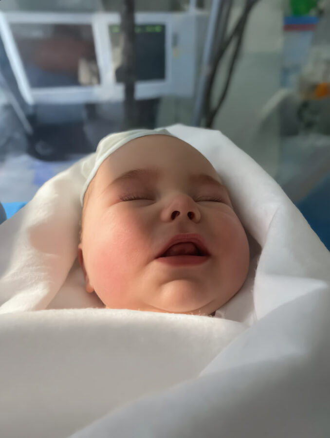 Amikor megszületett a gyermekem, az orvos alaposan megvizsgálta… majd halkan, szinte magának suttogta: „Hogyan hagyhattuk ezt figyelmen kívül?”… Abban a pillanatban összeomlott a világom